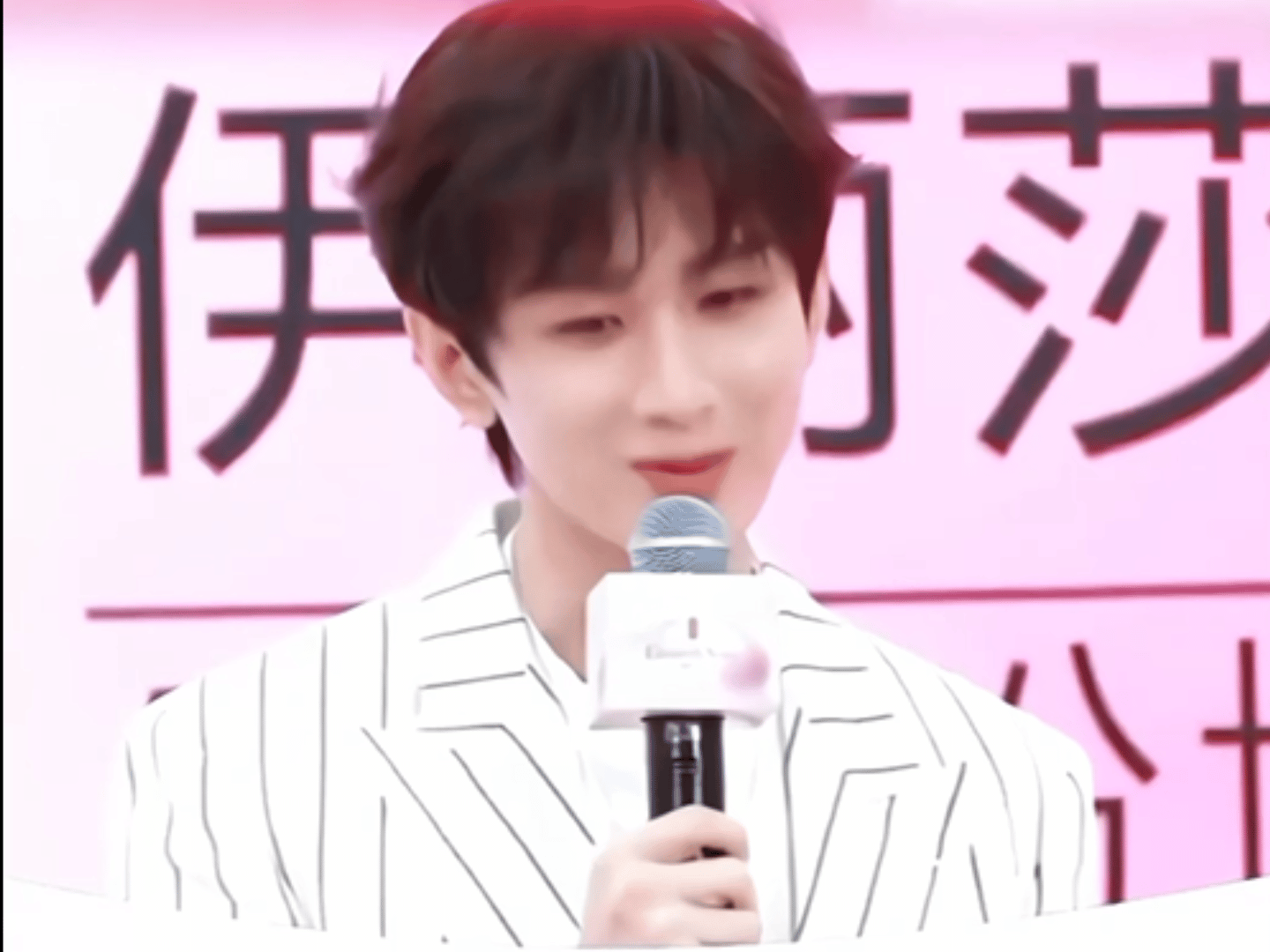 电视剧琉璃成毅琉璃 cy 成毅禹司凤成毅颁奖台上九十度鞠躬的谦卑，是比任何奖杯都