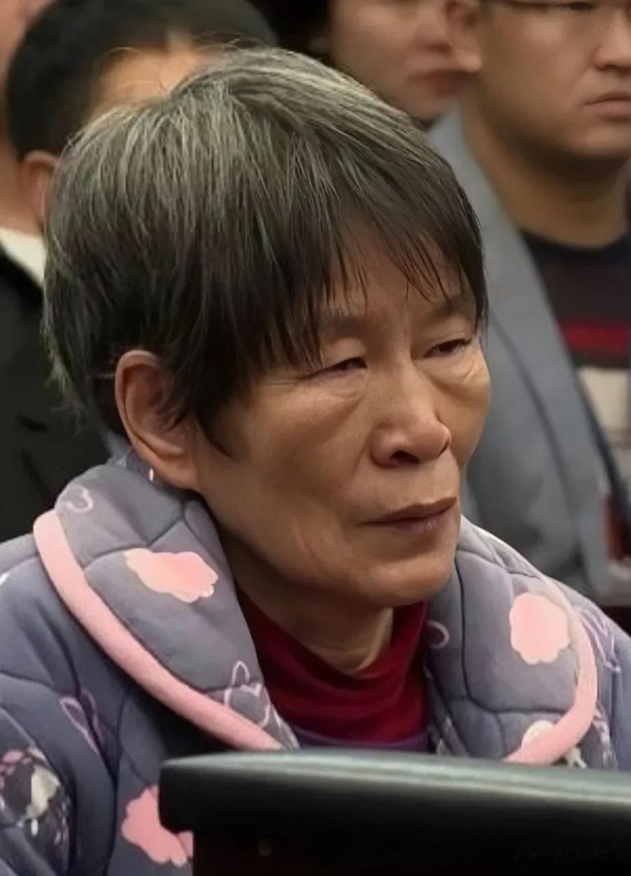 昨天，人贩子余华英再次被押上被告席，原因是她认为一审被判死刑、没收全部财产量刑太