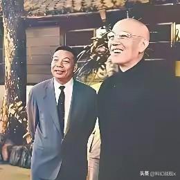 蒋介石的亲儿子蒋经国一点也不像蒋介石。

这事儿说来挺有意思。老蒋是瘦长脸，小蒋