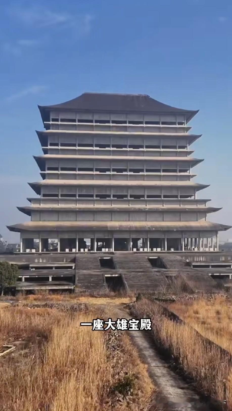 浙江海宁盐官安国寺，2004年获批复建千年古刹，项目规划总投资3亿元，如今停工荒
