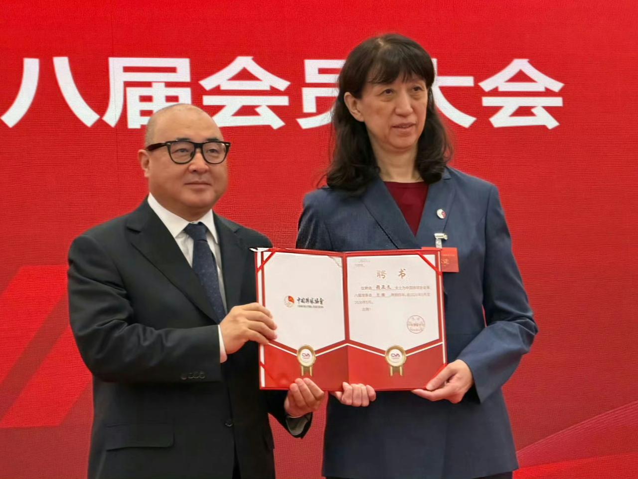 中国排球协历史上一共五位主席 ，赖亚文是第五位，袁伟民任期长达36年！两任排管中