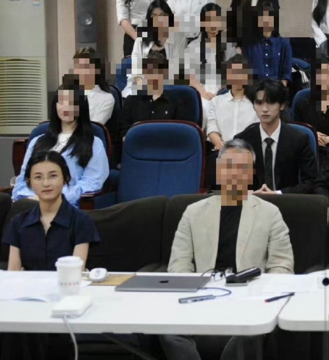 张子枫是严浩翔答辩老师刷到严浩翔答辩的瓜，才发现张子枫居然是他的答辩评委，同校师