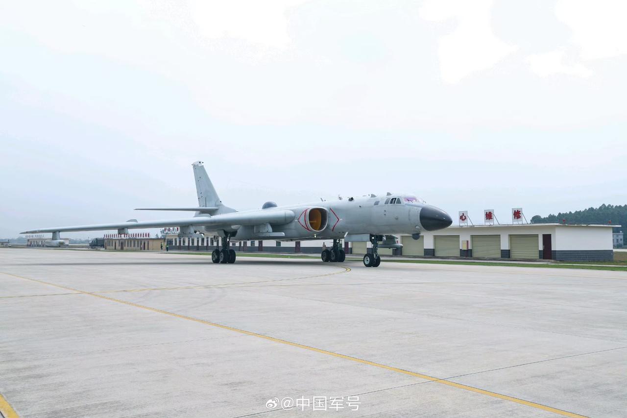 南部空军某部轰-6J “战神”！