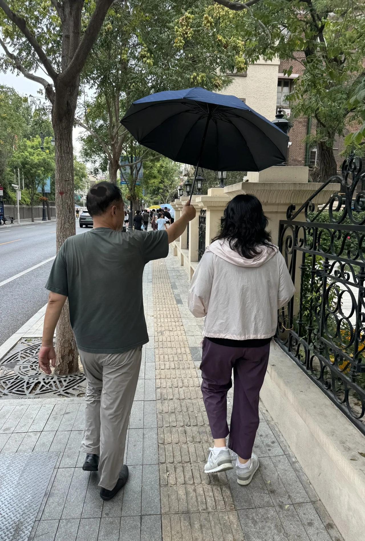 我们“张总”出行，还是“老保镖”护卫…