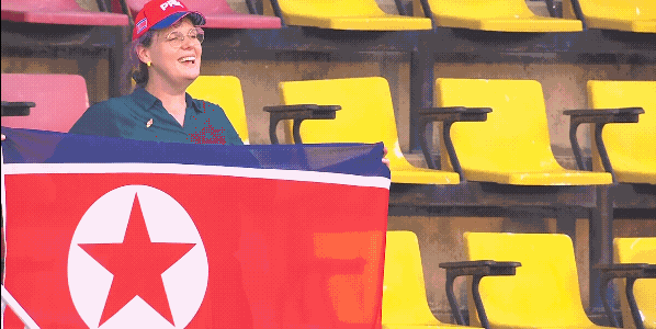 这个外国大姨唱朝鲜国歌似乎很熟练也很投入，还举着朝鲜国旗，这个真的是挺少见的！