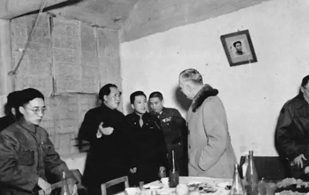 1946年3月4日，毛主席在延安设宴欢迎美国总统特使、军事三人小组成员马歇尔。