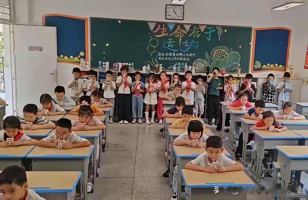 坐着喝奶，站着喝水谁规定的？

武汉小学老师发视频班级学生分两个层次，坐着的学生