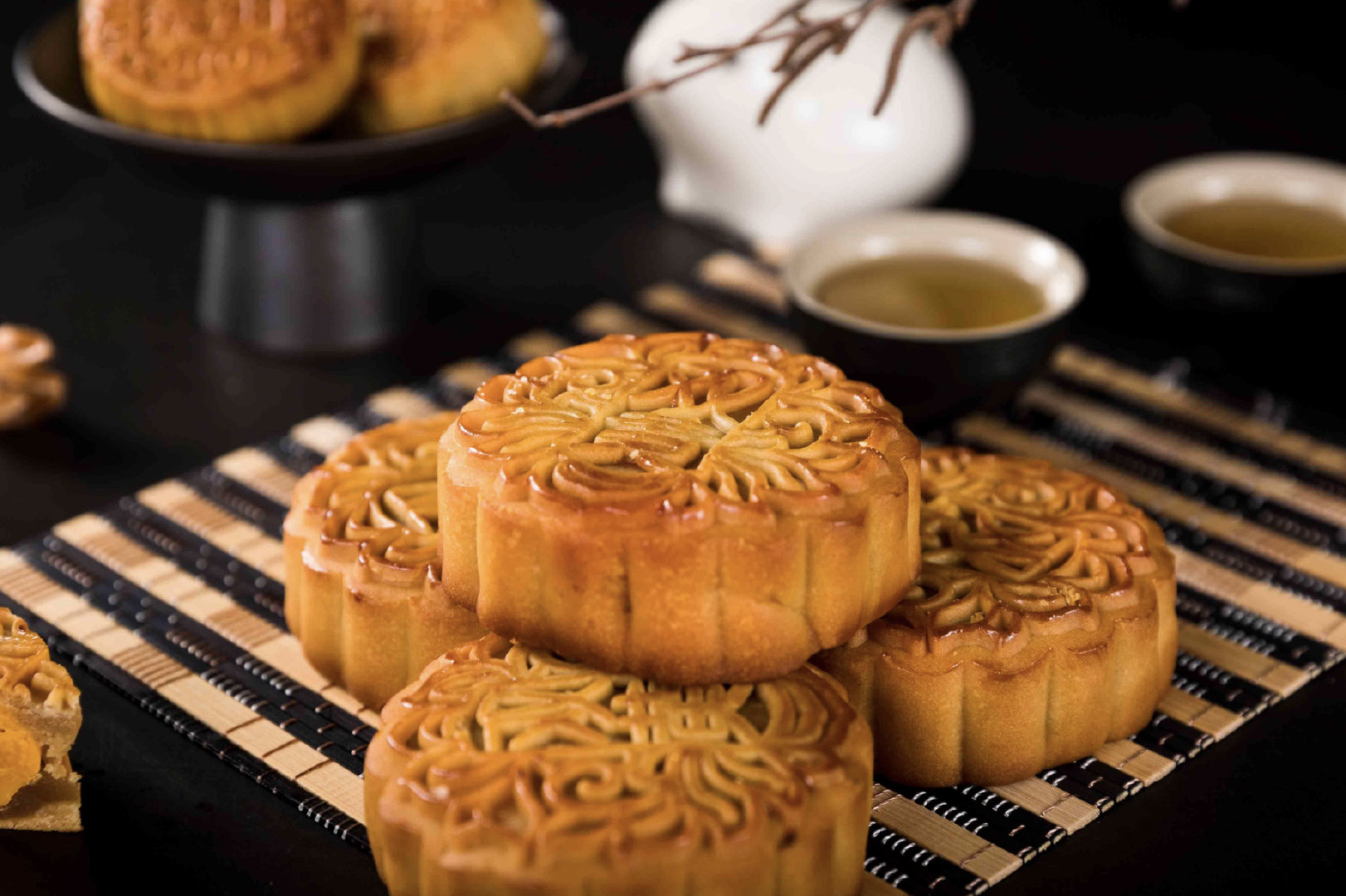 【月饼个人自用消费占比突破五成中式月饼加速出海】今年中秋，国内月饼市场迎来行业转