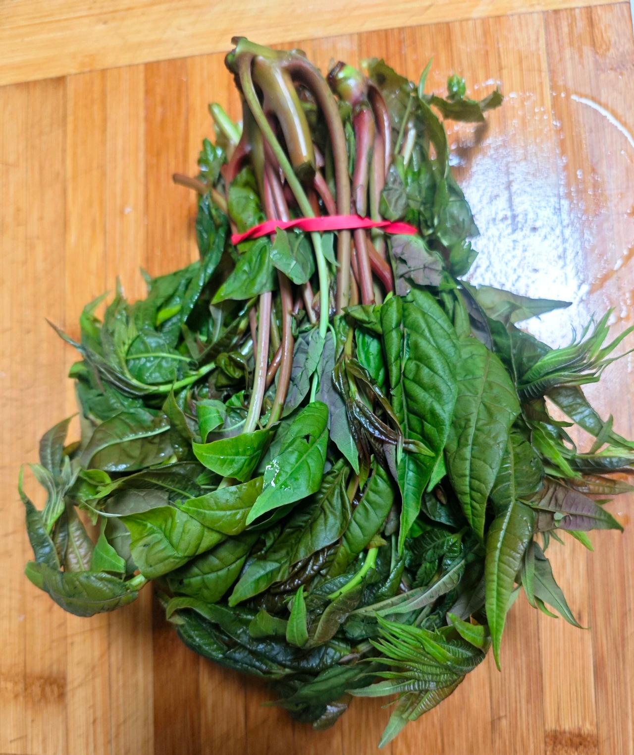 又到了吃香椿的季节，这独特的味道真是让人又爱又恨。我就是香椿的忠实爱好者，香椿炒