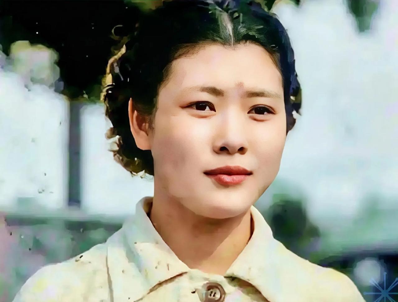 施旦是民国时期颇具才情的女子，也是汪精卫的地下情人。她自幼饱读诗书，曾留学日本、