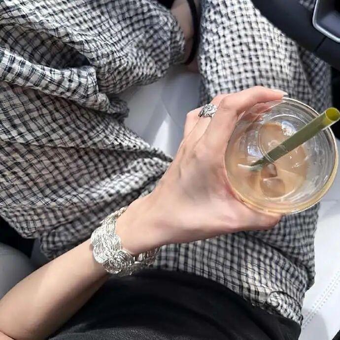 下班后凌乱的头发 无神的眼睛 疲惫不堪的身体 抬不的颈椎 这就是人们口中黄金般的