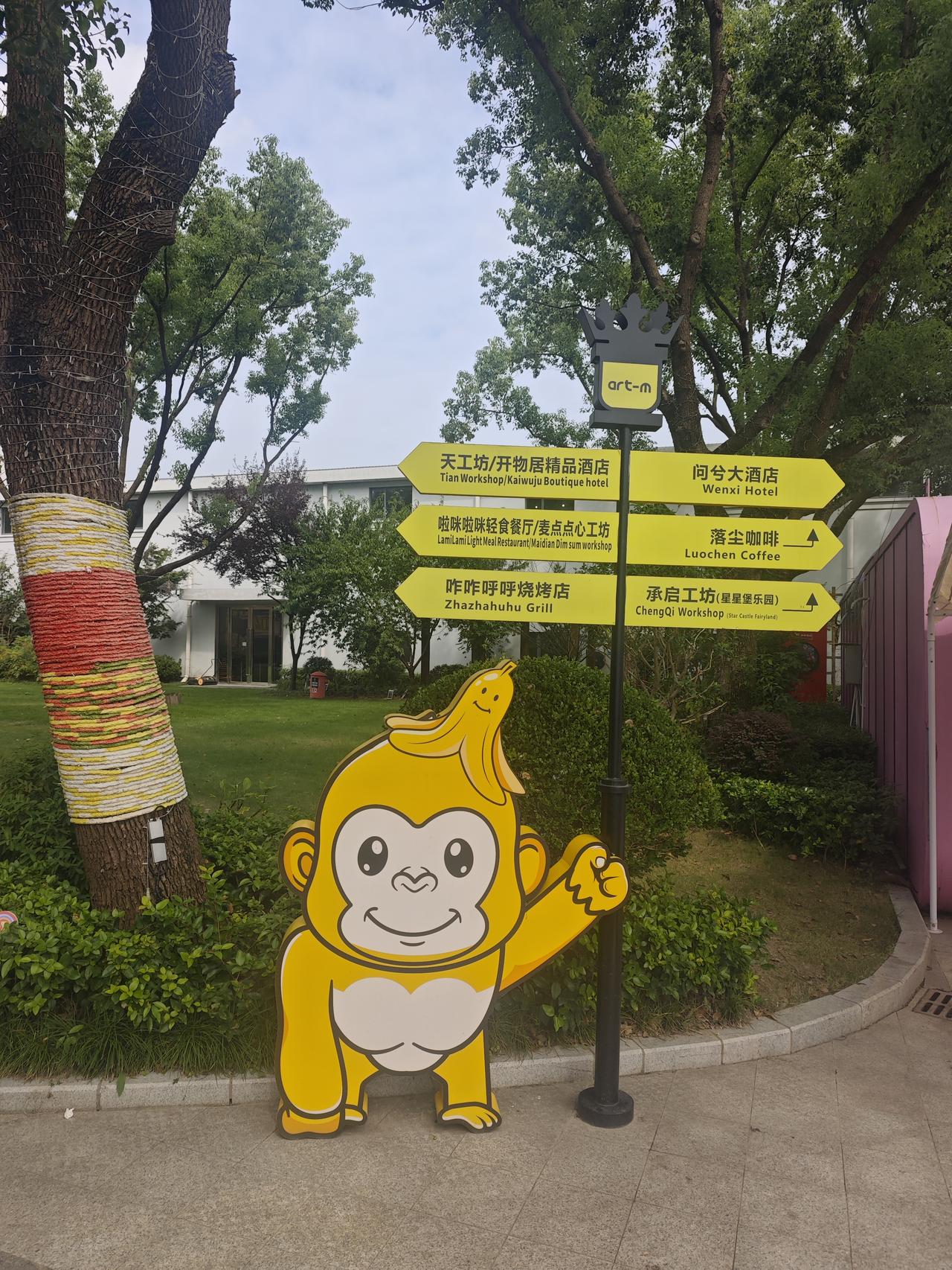 你说，中国车企会去美国设厂吗？大概率不会。
特朗普对中国新能源汽车现在开了个小口