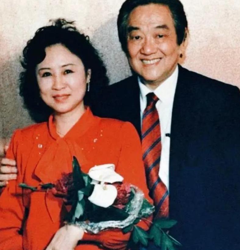 琼瑶举行花葬仪式，林心如穿一身黑衣到场祭拜。
 
没有琼瑶的还珠格格，可以说就没