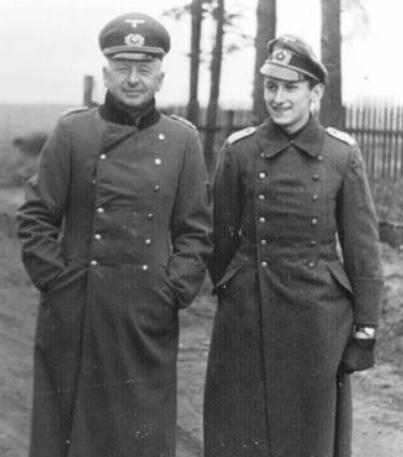 `1942年，二战的战火燃遍苏联战场。德国元帅曼施坦因与大儿子格罗，留下了一张珍