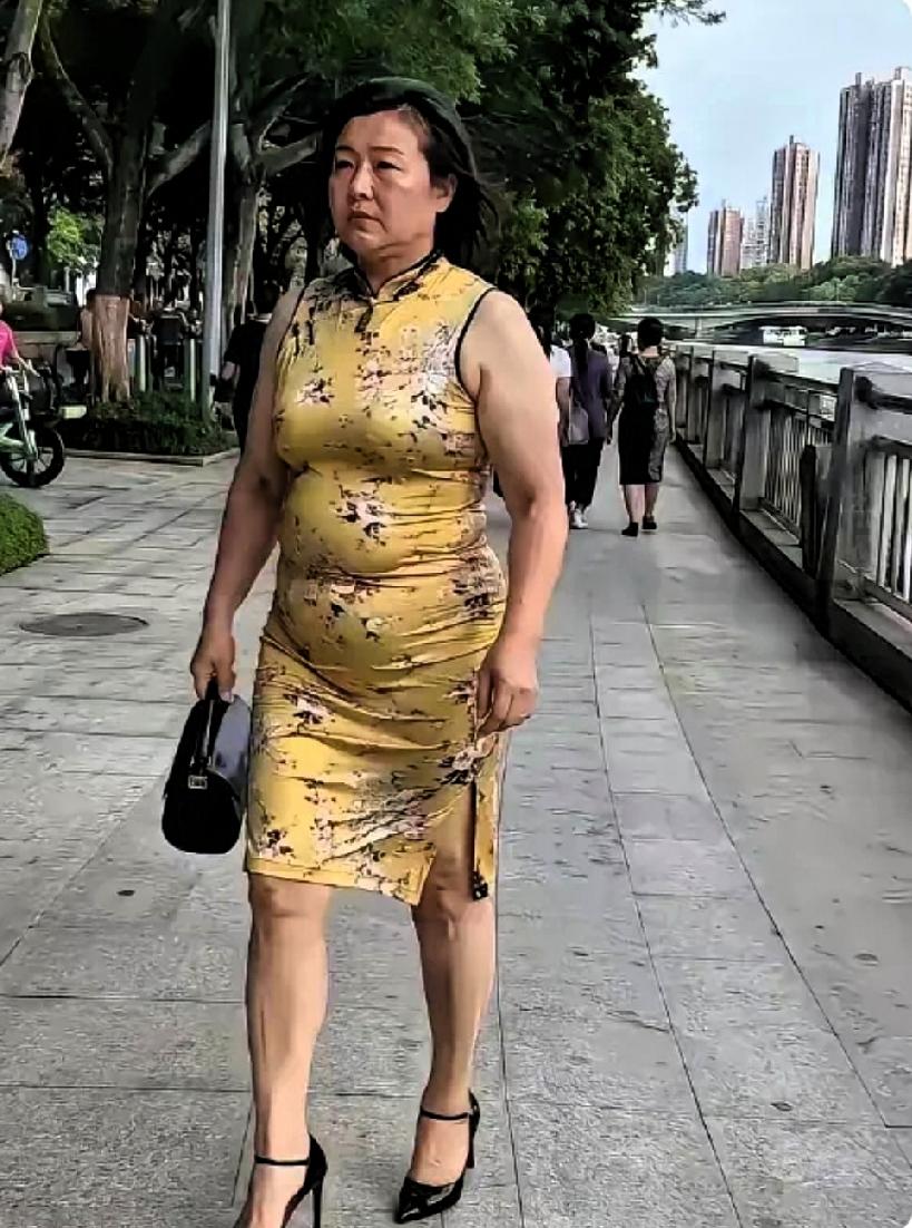 要是你，有这胆量吗？也太难看了吧！只能佩服她的勇敢，实在是太有勇气了！

路人说