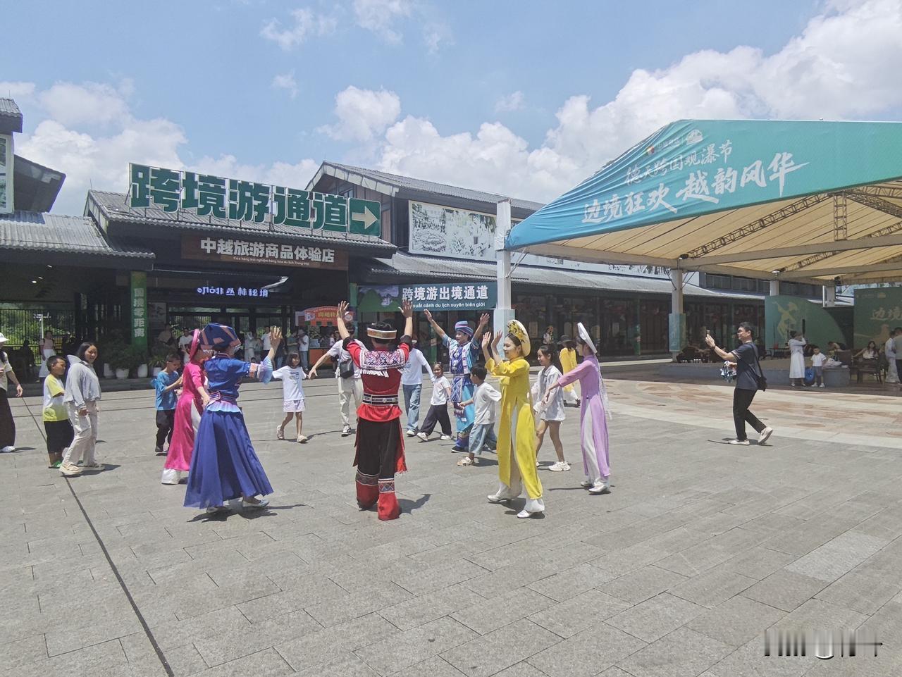 江城子19·中越德天口岸
层岩叠翠峙南疆。
界河长，望邻疆。
笙舞翩跹，边地沐晴