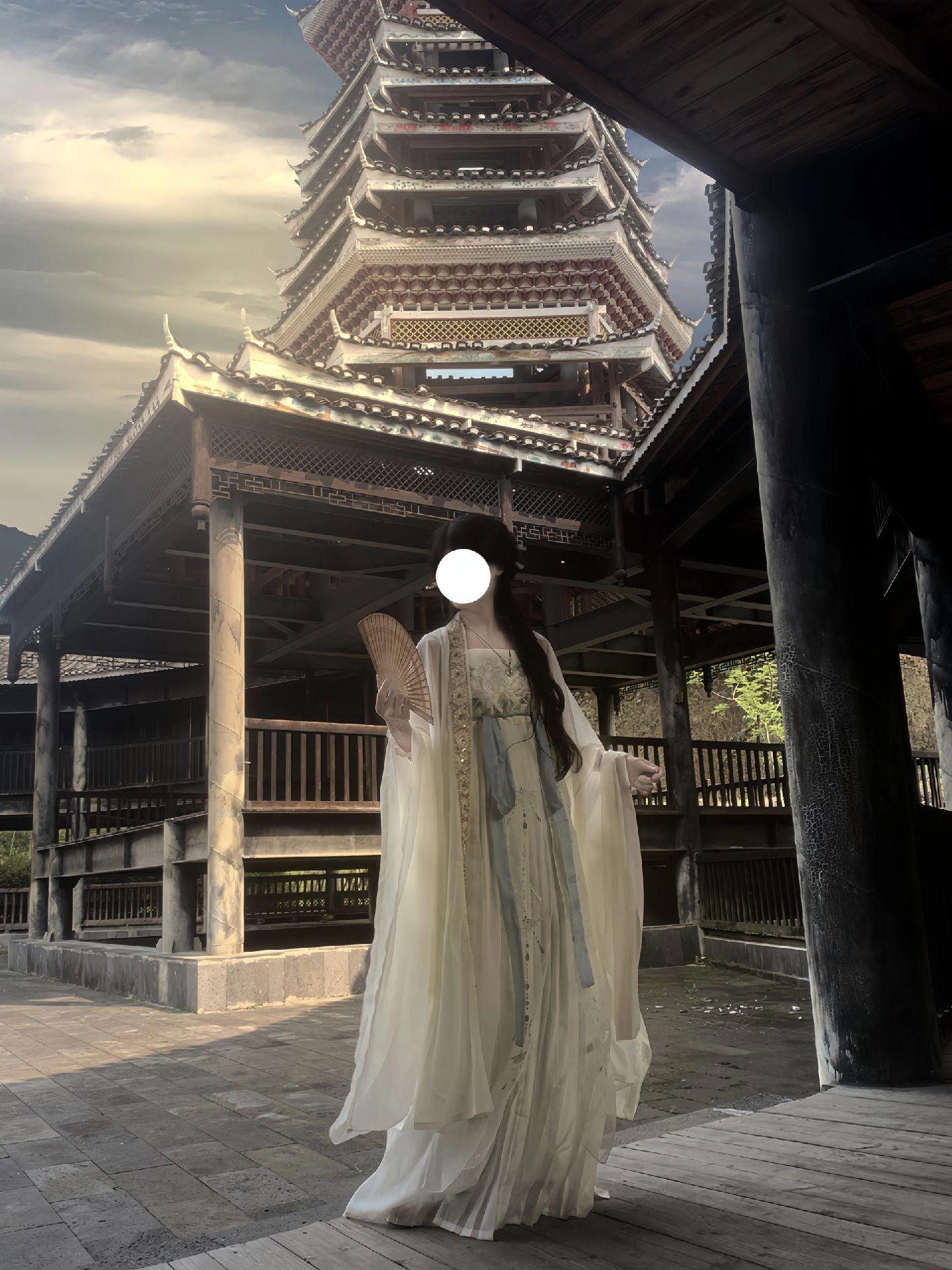浮生暂寄梦中梦，世事如闻风里风