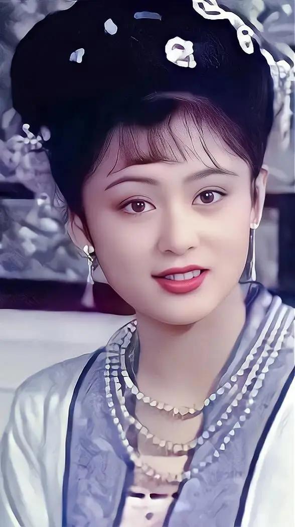 陈红年轻时太美了，她美得倾城倾国。
在90年代胶片时代无美颜滤镜，她是大陆古典美