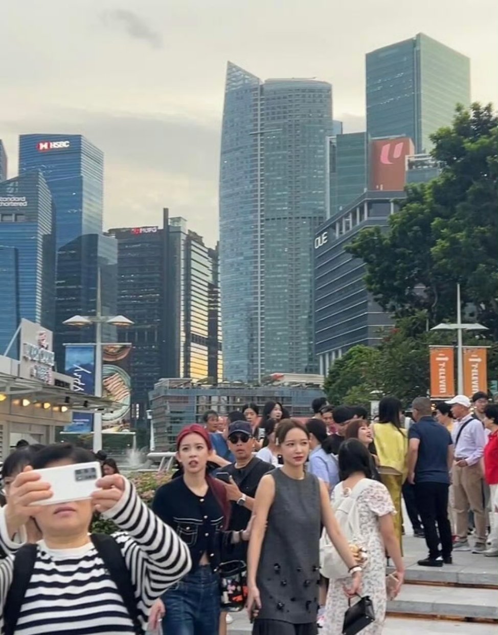 程潇和妹妹新加坡度假 路人新加坡偶遇程潇和妹妹啦，结束一年行程放松度假中～程潇好