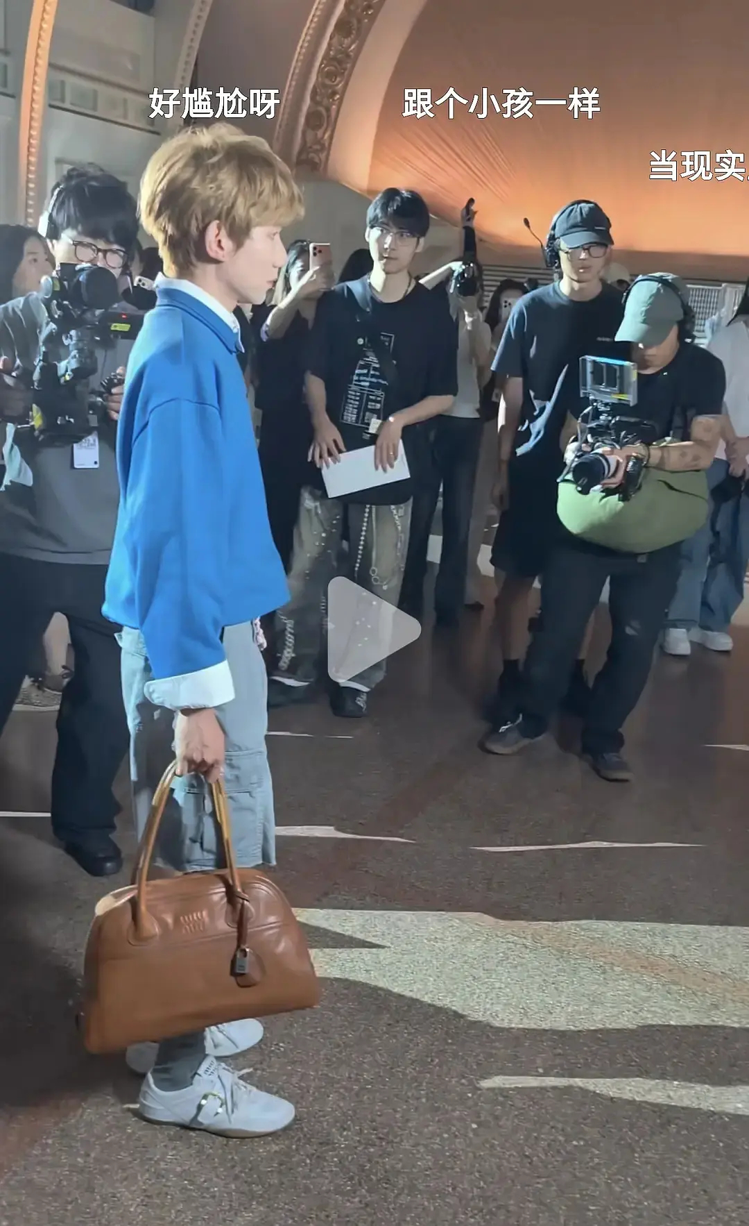 他最大的问题 总有一种局促畏缩不自信的感觉 不知道为啥 好歹也是年少大爆的明星了