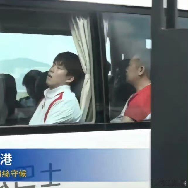 #王楚钦靠窗张嘴睡觉#王楚钦一打开手机上个网发现天塌了[污] ​ ​​​