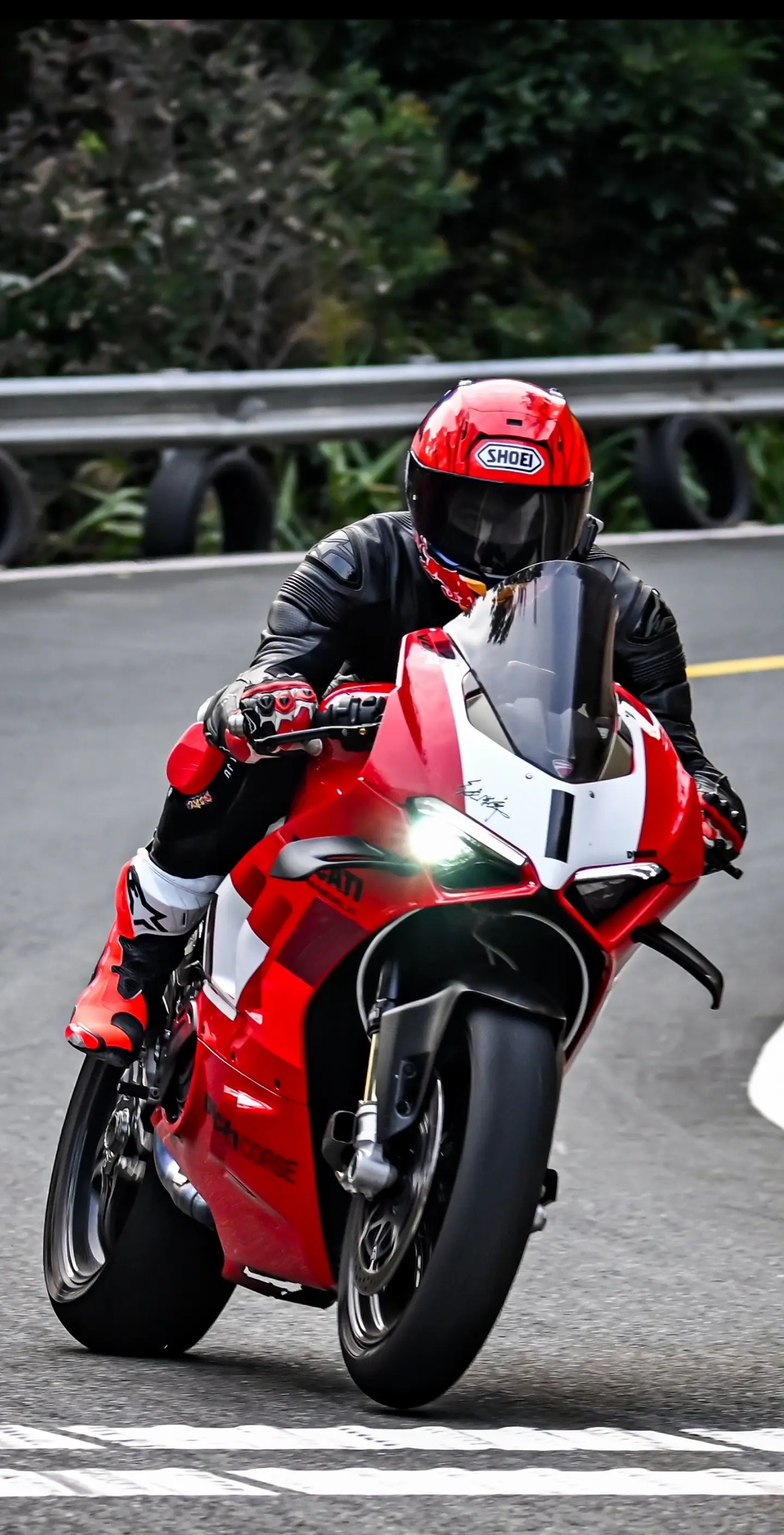 任何关系互相尊重是最基本的礼貌，如果你所谓的朋友没有礼貌渐渐疏远便是……