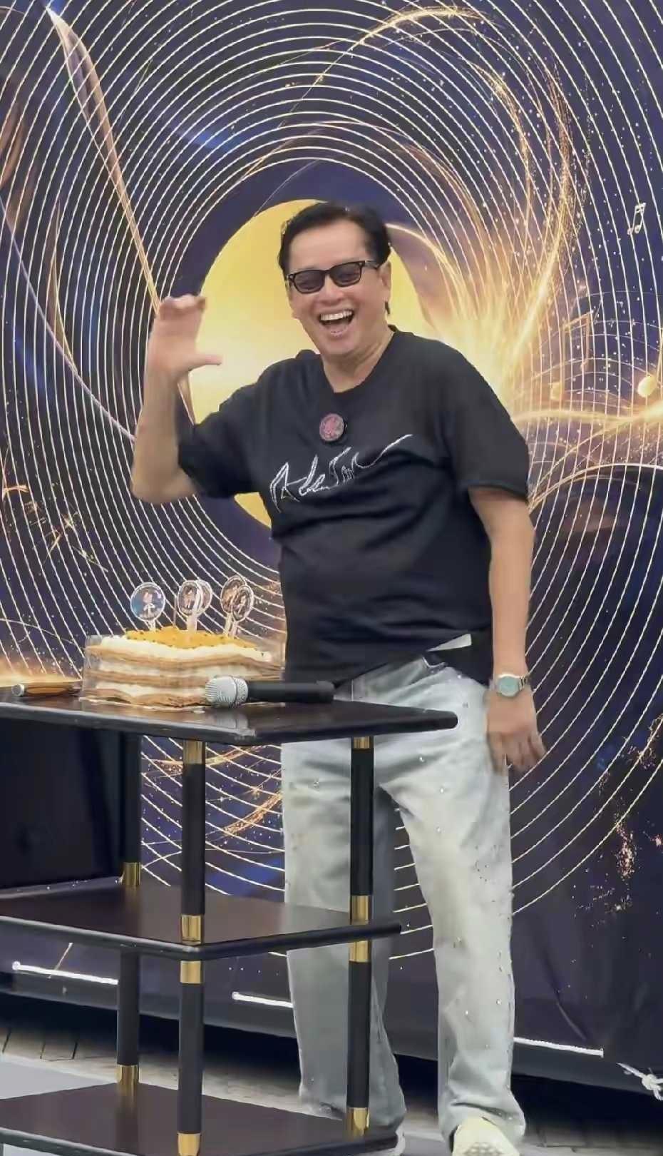 谭咏麟香港街头现身，七旬高龄精神时尚胜青年
76岁谭咏麟现身香港街头，面色红润精
