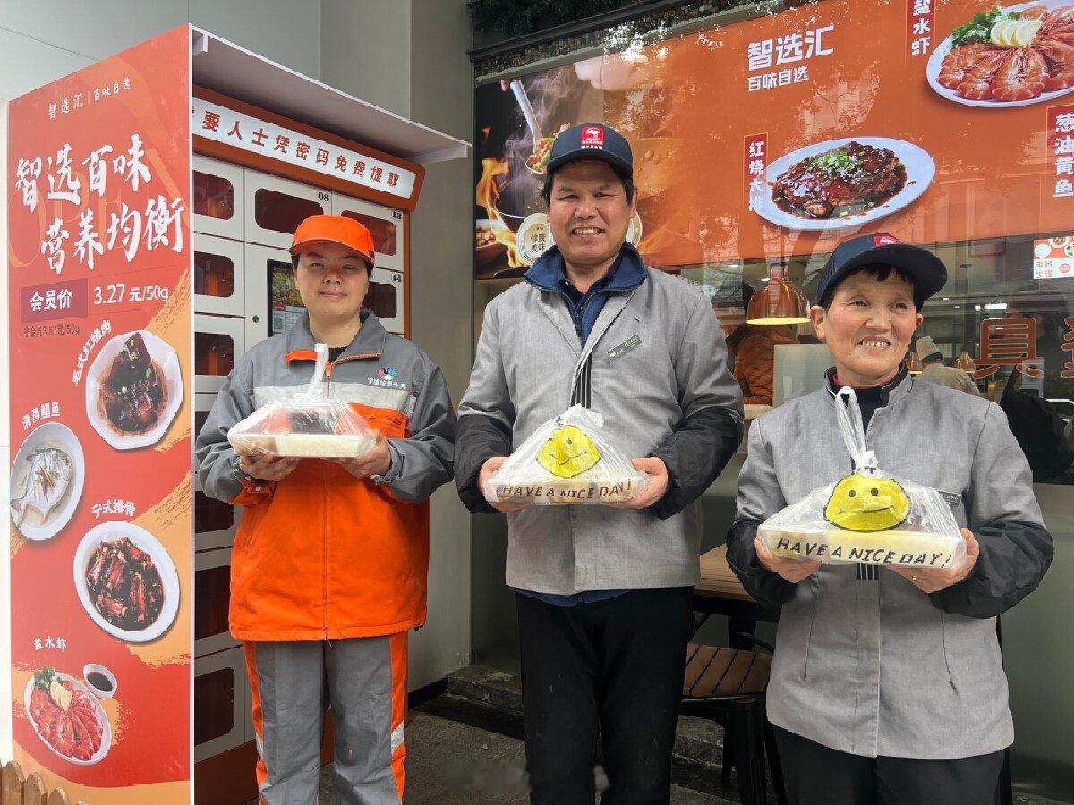 宁波食光盲盒把温暖送予城市守护者 近日，宁波海曙试点推出“食光盲盒”公益项目，首