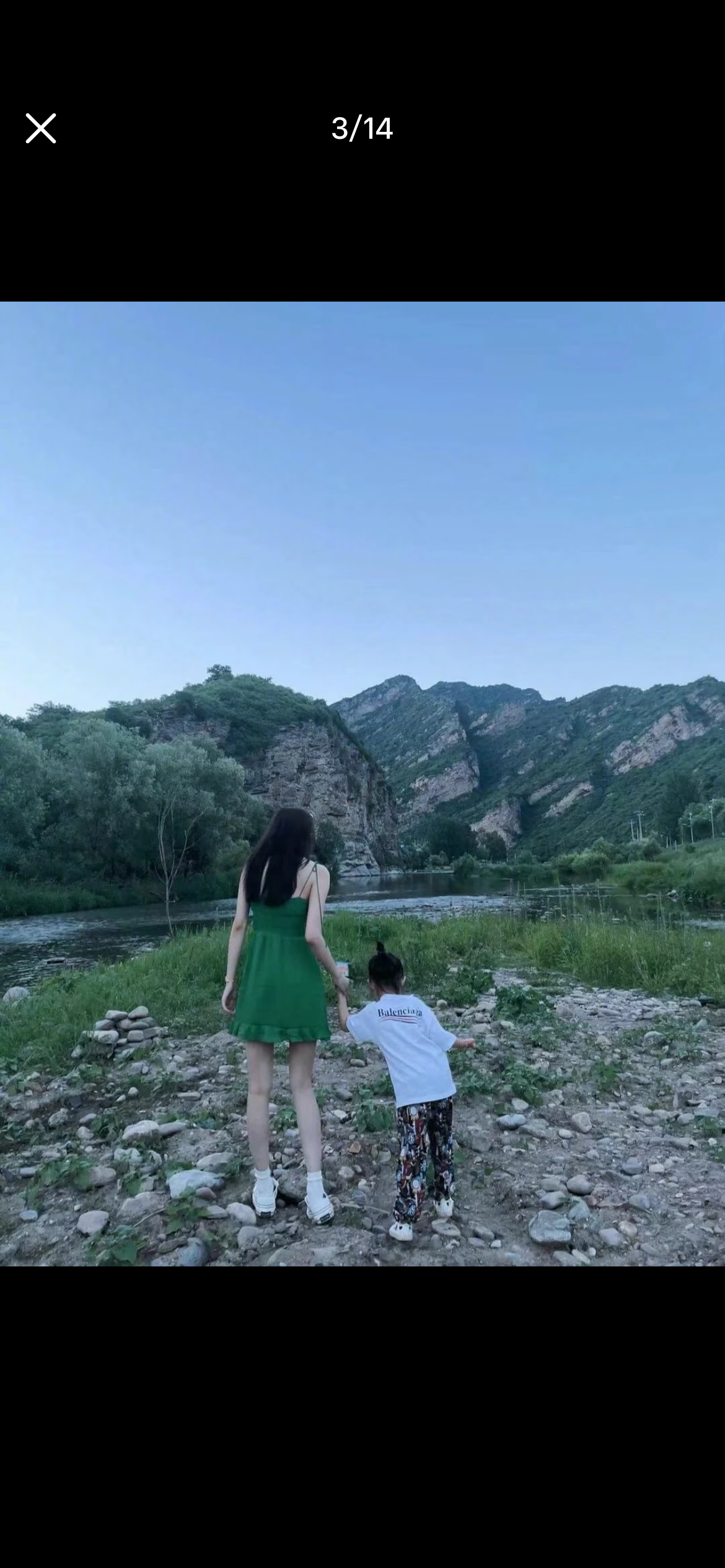 网友偶遇孙怡带女儿发礼物孙怡女儿都这么大了 孙怡和大福在山间的合照[卡皮巴拉]看