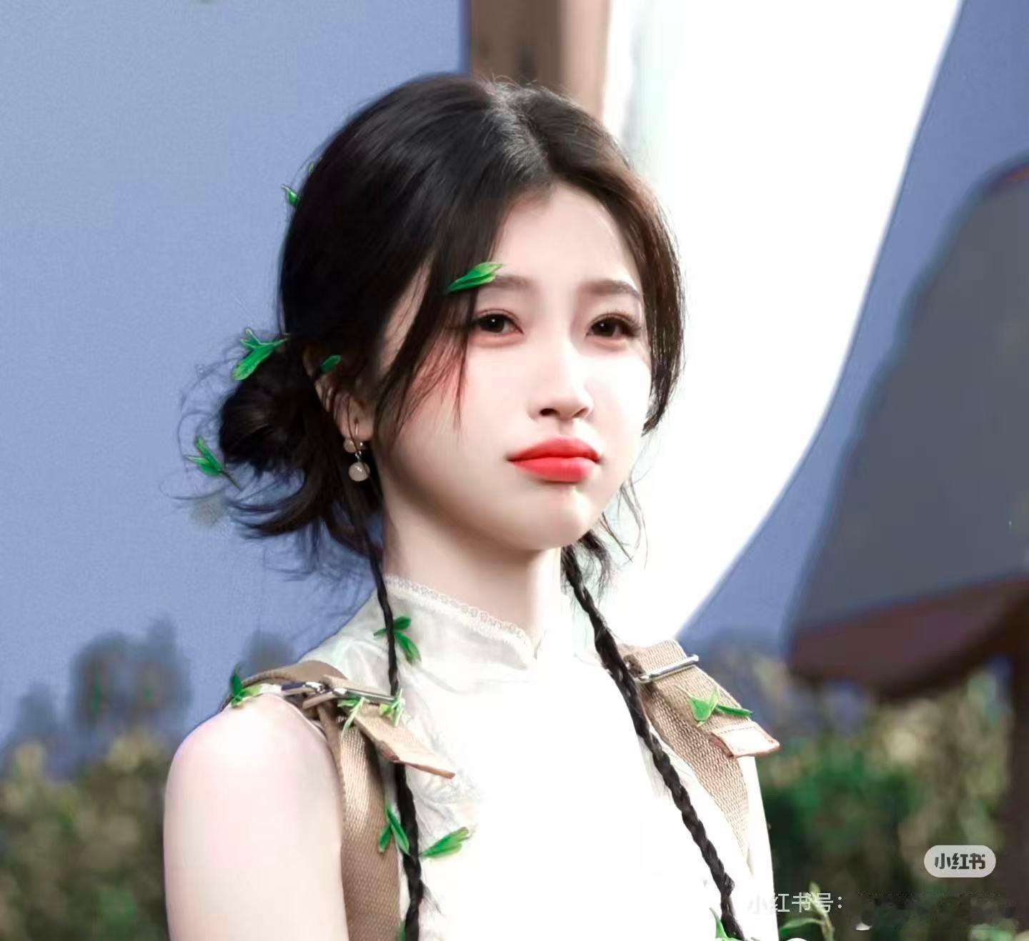 虞书欣念相思上班路抱云初令小演员路透直击！欣欣上班路上贴心抱着云初令小演员，弯腰