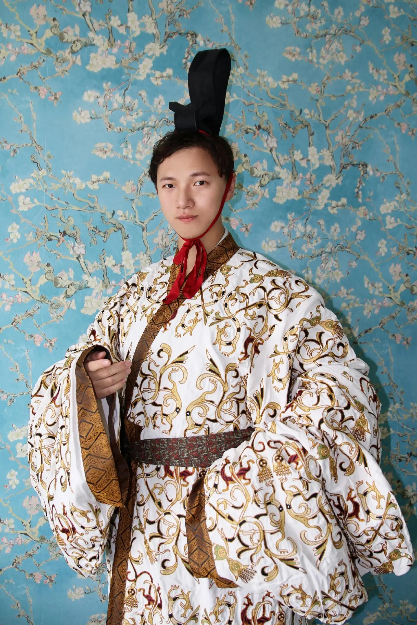 高冠华服玉组佩，来自东周战国的惊艳。“左朱雀之茇茇兮，右苍龙之躣躣。”...