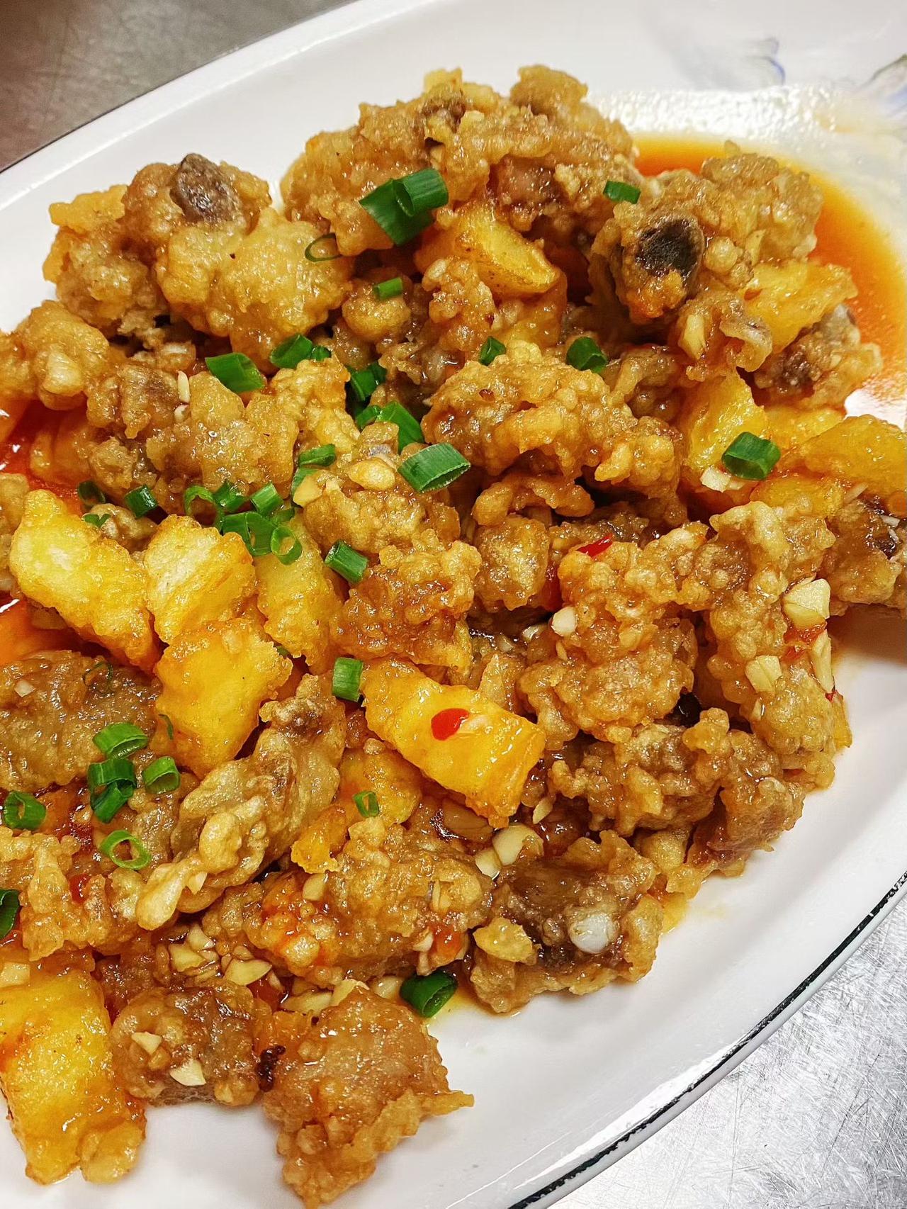 1.糖醋排骨
2.红焖小金灵
3.白灼虾姑
4.鲜鱼冻
5.海鲜粉干
6.桂花干