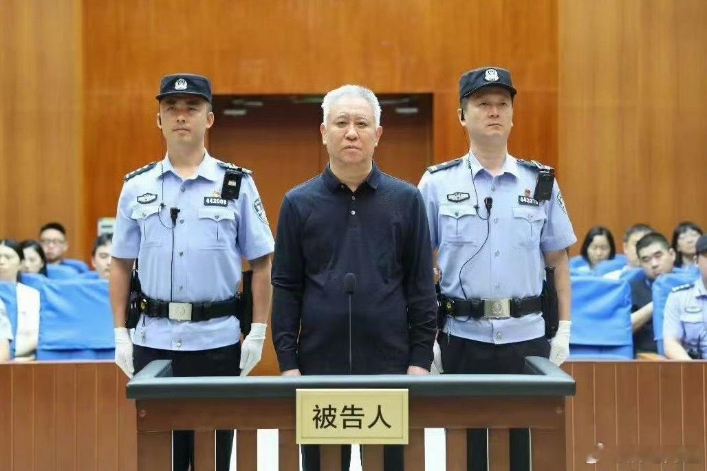 许家印一审被判无期许家印被判无期徒刑了，真的有种从巅峰一路坠落到底的感觉：199
