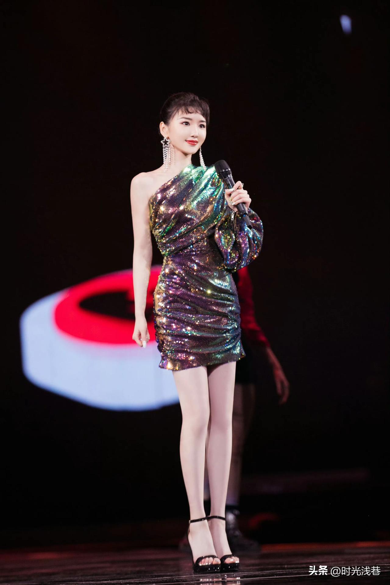 毛晓彤的娃娃脸看起来可爱又减龄！