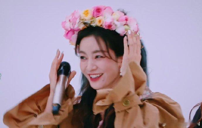 李晟[超话]莎拉布莱曼选了李晟谁能拒绝李晟的嗓音攻击啊！莎拉布莱曼说 “听到她唱