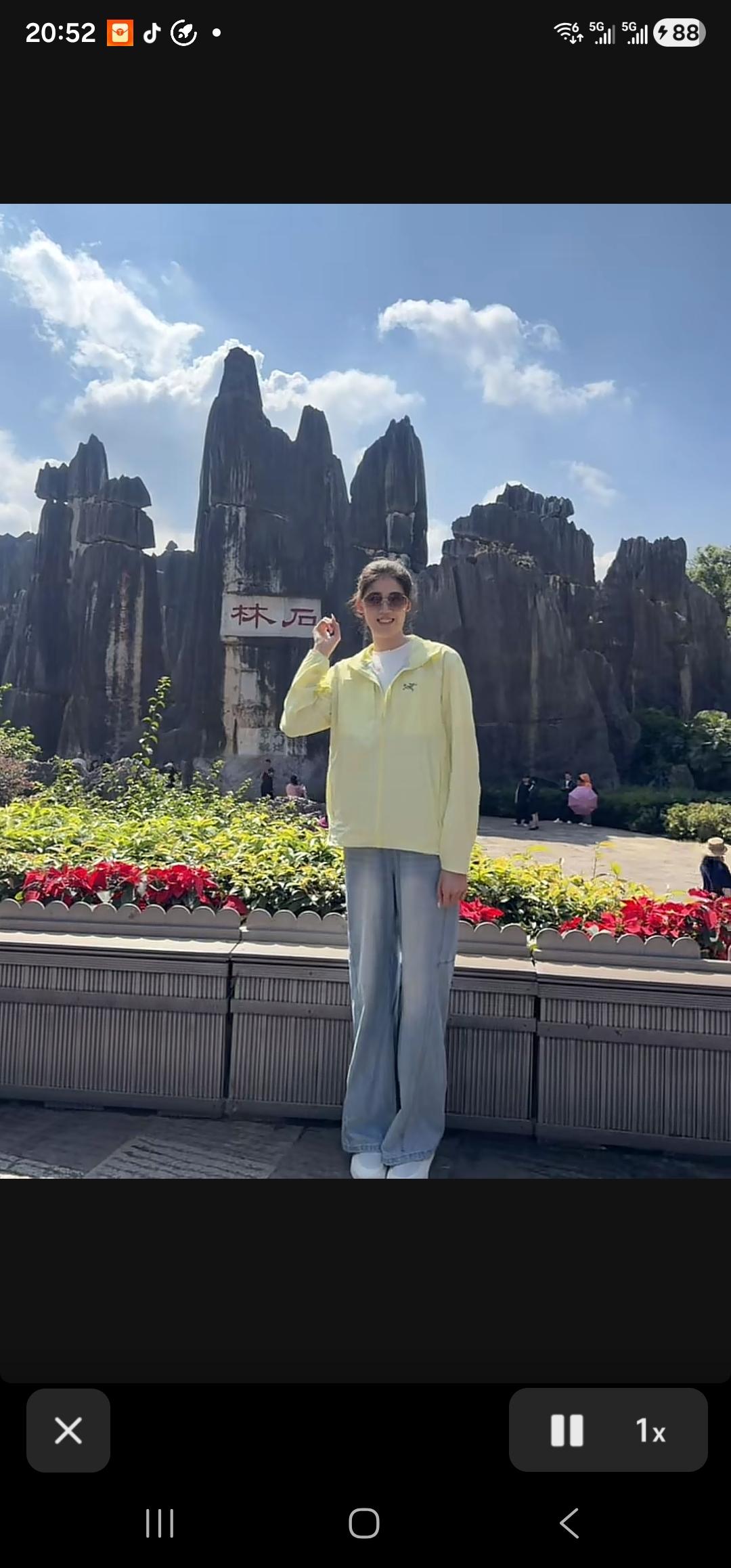 李盈莹携家人赴云南昆明石林风景区旅行
李盈莹更新个人抖音号，晒出她在石林风景区的