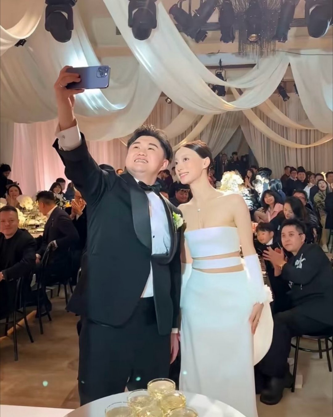 张百乔小雪疑似离婚 张百乔小雪又传出离婚传闻了。独自参加婚礼，直播唱歌的时候几度