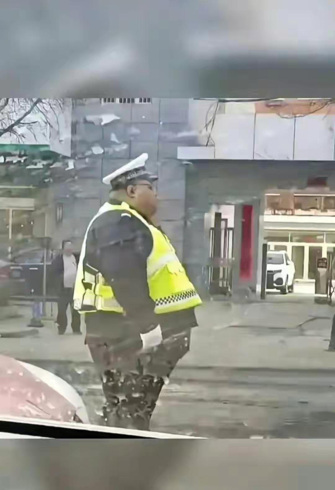 你身边有“讨吃”的同事吗？
我们单位有一个同事，他家是周边县城的，通过考公务员来