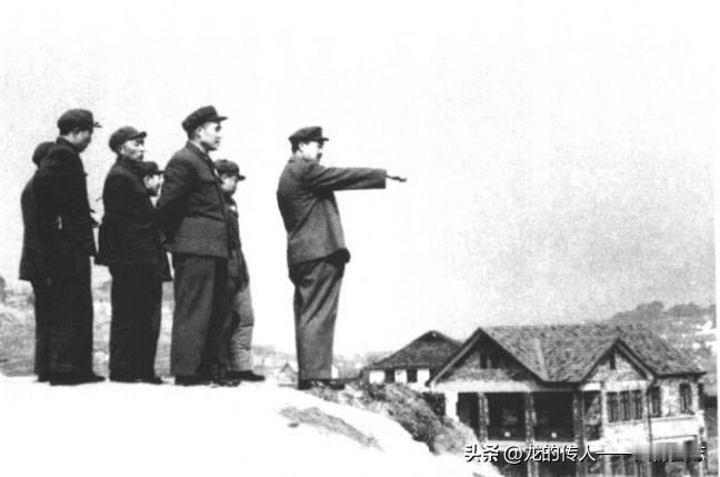 1952年，李达(右三)陪同贺龙(右一)在重庆视察。