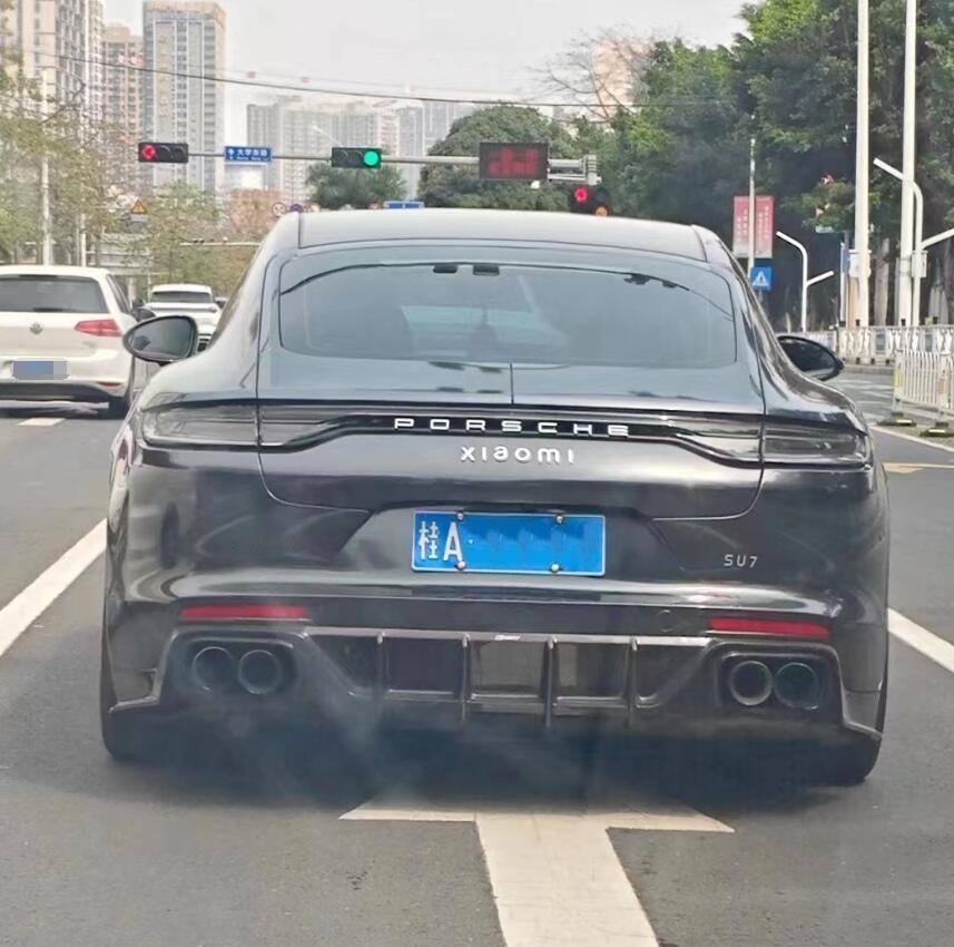 最近有网友拍到了一辆保时捷Panamera，车尾部居然贴上了xiaomi、北京小