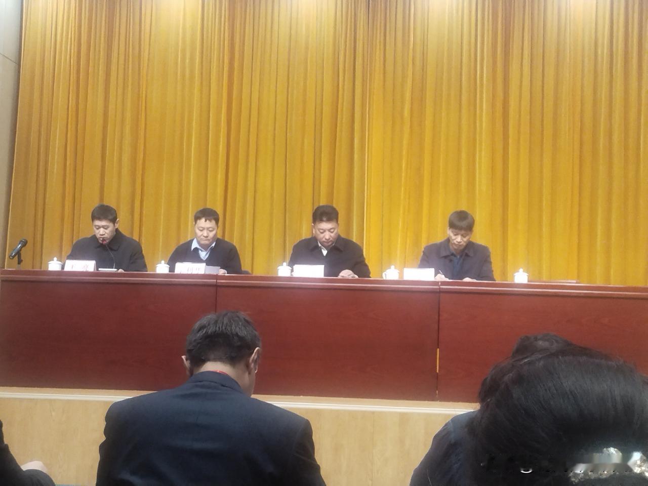 昨天，我们地方网络作协换届选举。开完会后，我们几个网络作者奔现了。

坐我旁边的