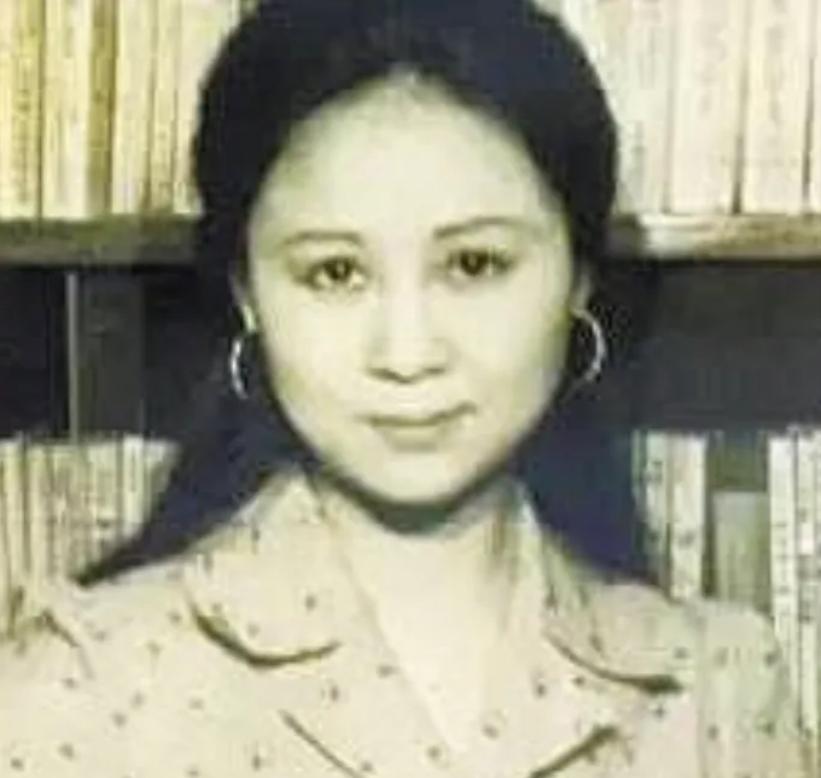 1964年，琼瑶离婚后，做了平鑫涛的情妇。当时平鑫涛的妻子哭着求她把丈夫还给自己