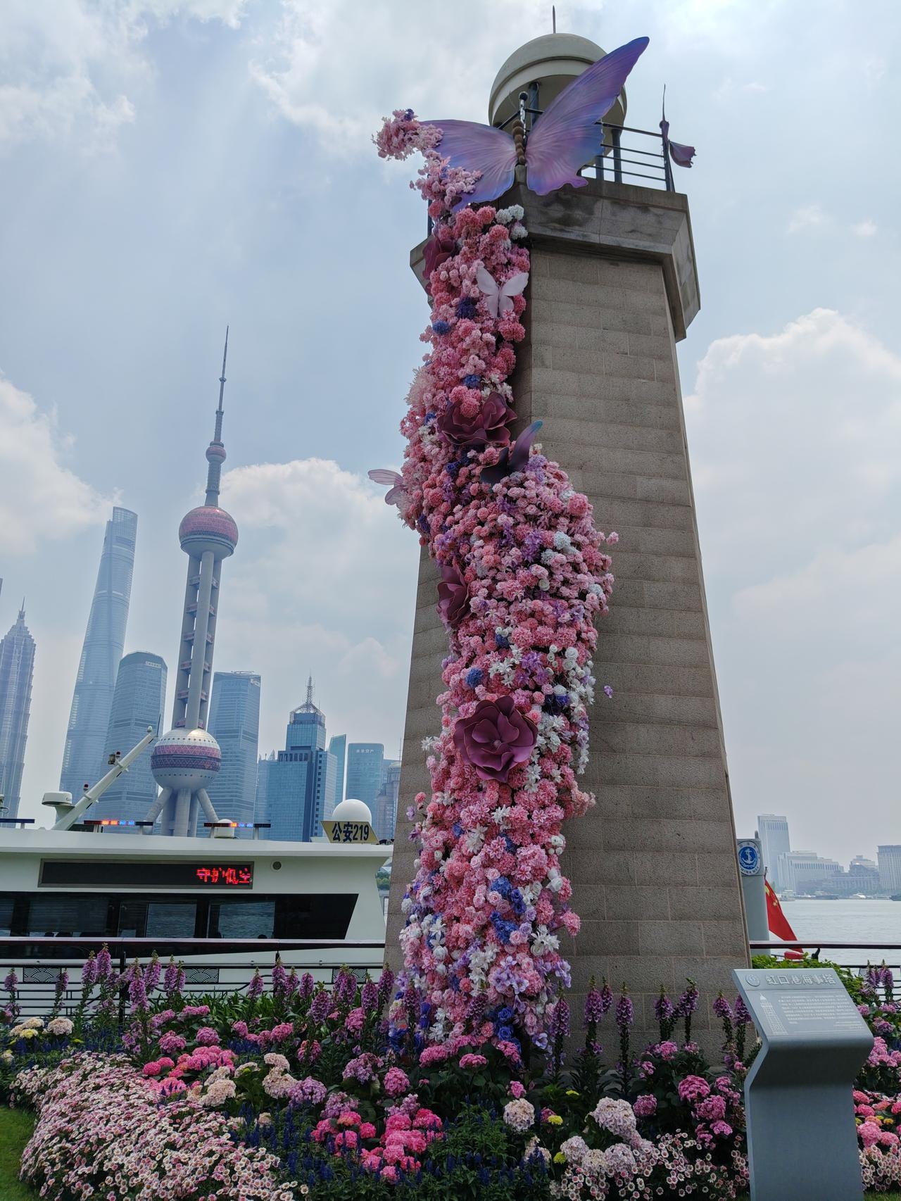 伤痕文学是吹响改革开放的革命文学，若一个作家连基本的立场都不站在改革开放的大趋势