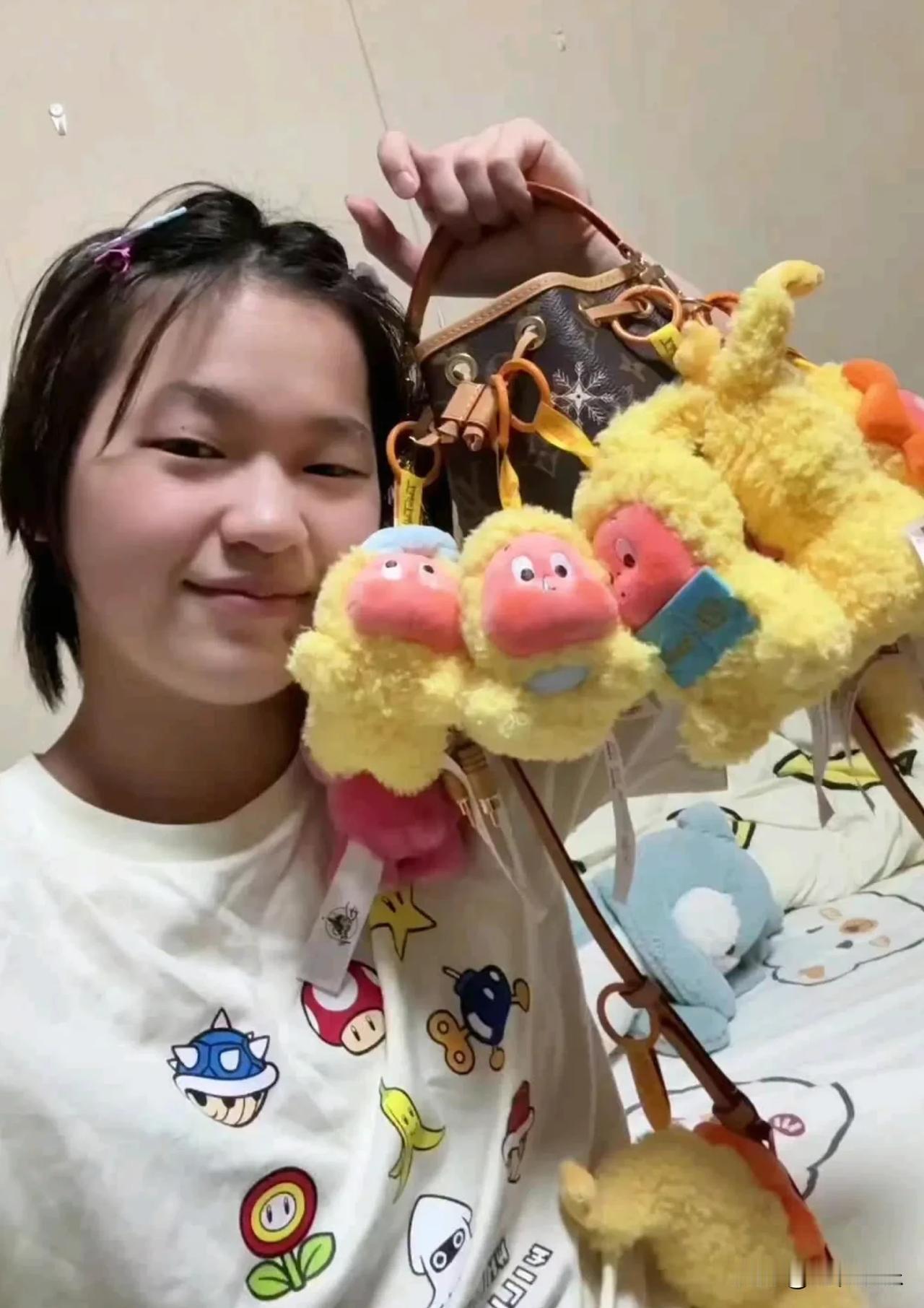 全红婵又上当了，
她前几天发了一条视频，
那么多网友疯狂评论她都没回，结果
却被