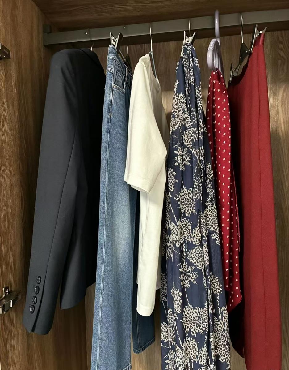 国庆没出门，同学在家清出两大包旧衣服准备寄回老家，却勾起了我满满回忆……
 
国