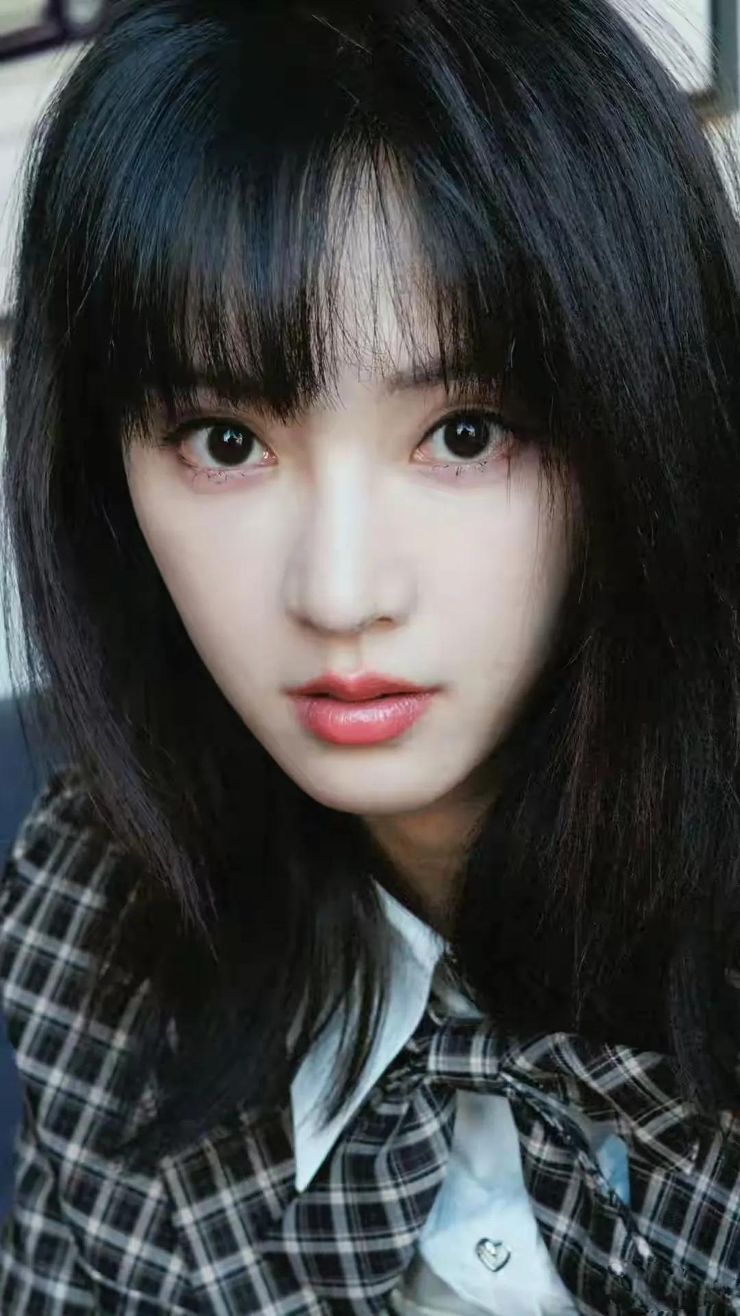 武大校花黄灿灿在直播里的一句话，把话题推上了热搜。

她直言“没想过结婚，也不会