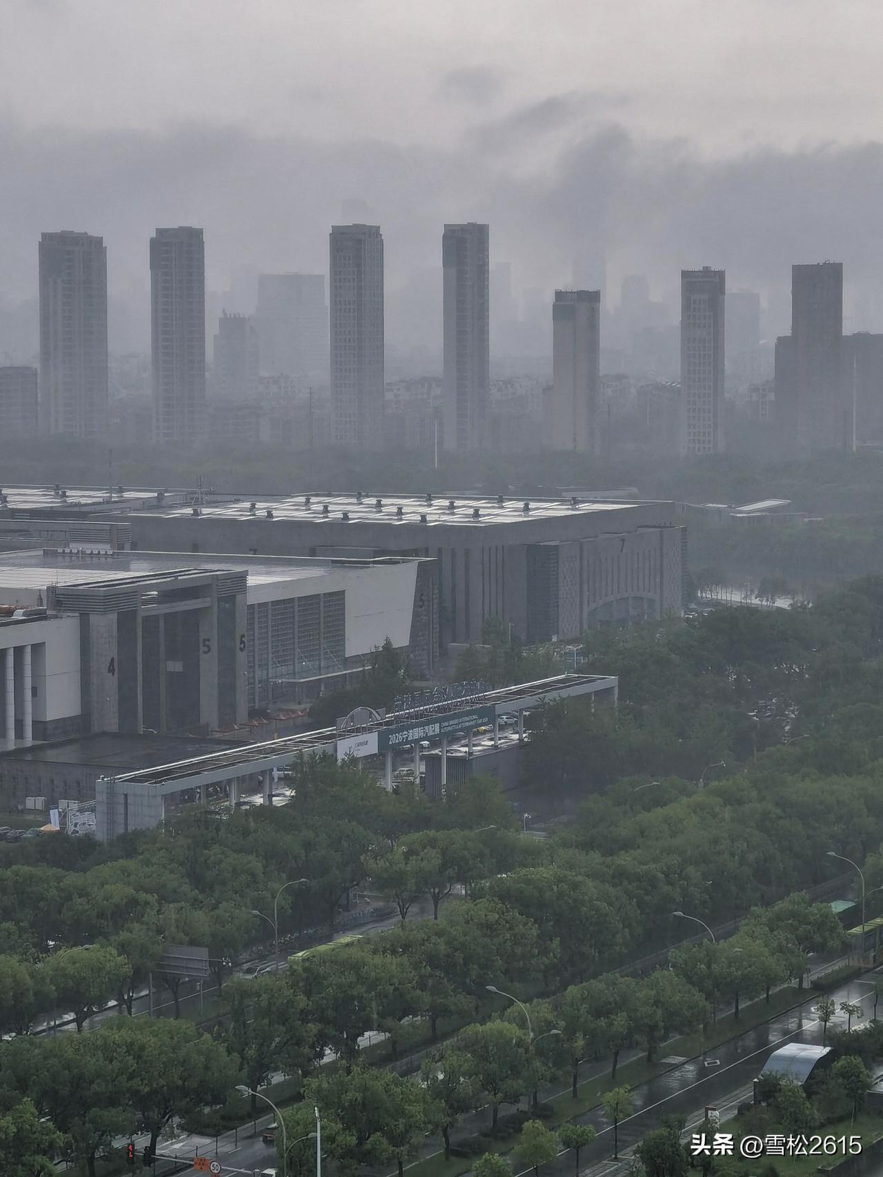 烟雨楼台，水墨城市风光。

台风余威未尽，前天刚喘息放晴了一天，昨天又被连绵大雨