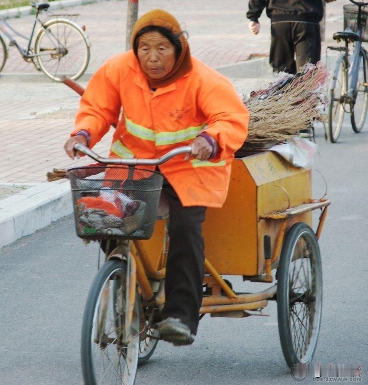 环卫工的工资不在于多少合适，而在于保障到位，不要承包给第三方公司，最好是环卫部门