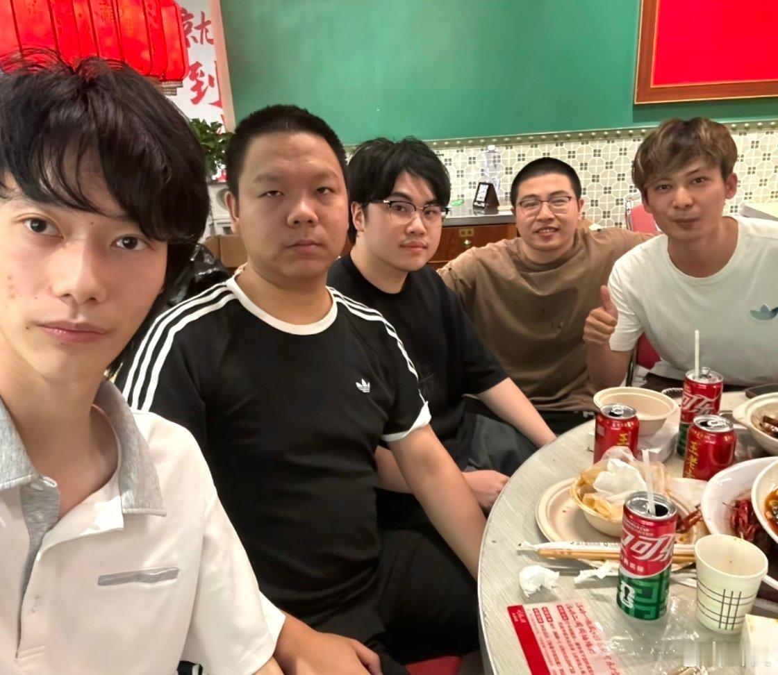 打啥样啊还吃喝去了 巴掌扇少了 ​​​