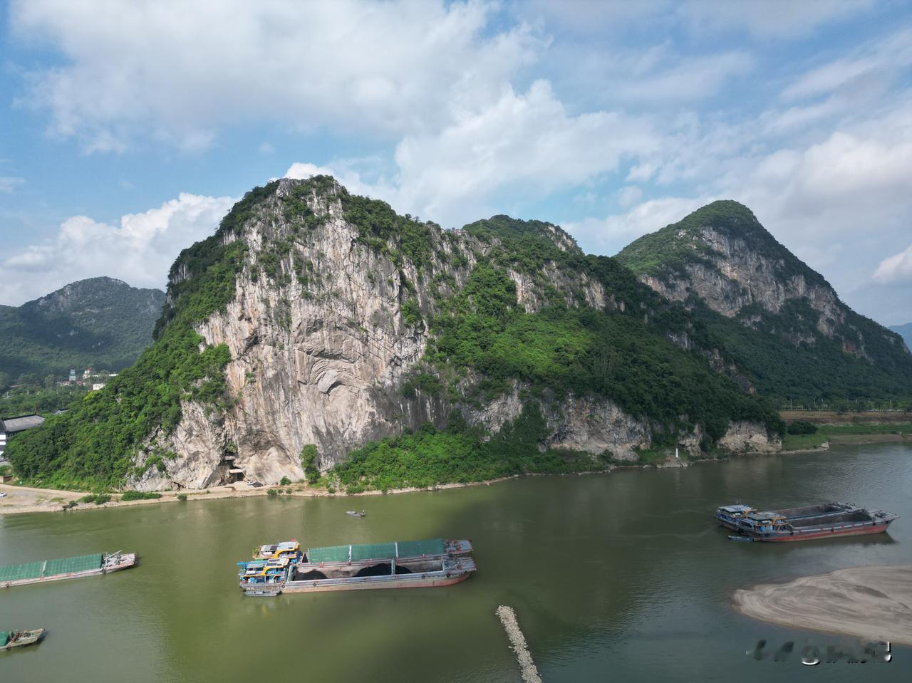 【英德观音岩，碧水青山间的岩寺】
英德观音岩，北江边的一个天然石灰岩溶洞，古人以